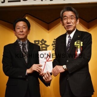 スポーツ施設の整備へ　鉄筋業協同組合釧路支部５０周年で３０万円寄付(2023-04-24)