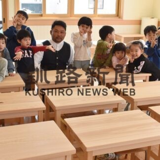 木の温もり感じて　釧路市の武田さんが母園にヒノキ机寄贈(2023-04-29)