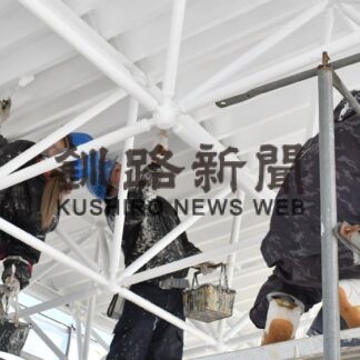 鶴ケ岱公園の野外ステージを補修　たの塗装工業地域貢献(2023-04-21)