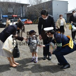 正しい交通ルール実践を　市と釧路署、桜幼稚園で啓発(2023-04-12)
