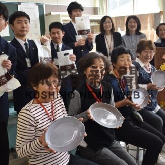 カレー皿、地域食堂に役立てて　支援学校生製作、団体に寄贈(2023-04-02)