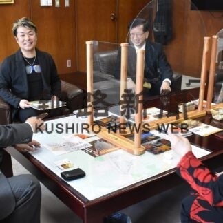 創作新民舞踊の樋口会主ら思い出話に花　釧路町長を表敬(2023-04-12)