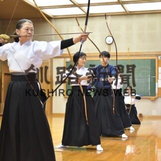 白組が１９中差で勝利　個人四段、駒形が優勝　弓道春季大会(2023-04-10)