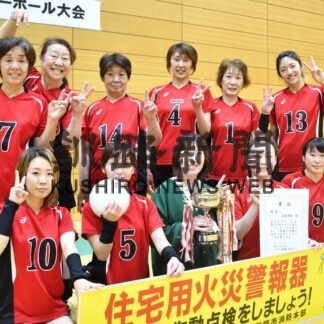 幅広い世代 笑顔で交流　ママさんバレー防火大会(2023-04-19)