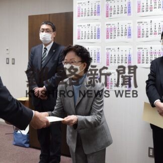 釧路税務署 モニター５人に委嘱状(2023-04-20)