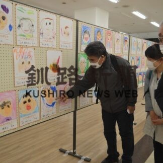 釧新賞に久保彩加ちゃん　きょうから母の日似顔絵展(2023-04-27)