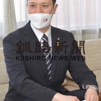 澤武さん根室市に着任　富山県黒部市から人事交流(2023-04-18)
