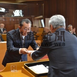 町議選当選者に証書授与_1(2023-04-25)