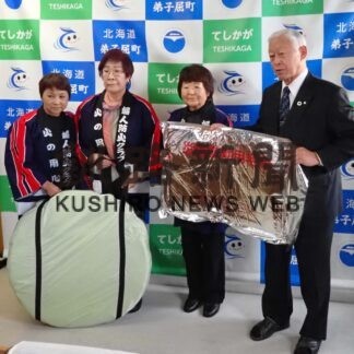 活動終えた弟子屈婦人防火ク、町に防災用品寄贈(2023-04-04)