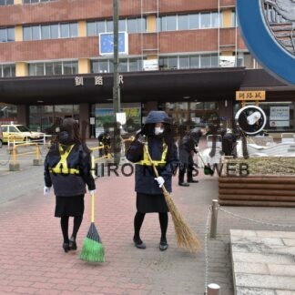 道東の玄関口きれいに　ＪＲ釧路支社、駅周辺一斉清掃(2023-04-25)