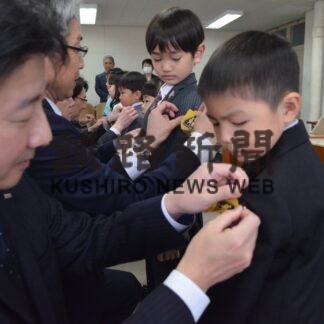 新入学児童の交通安全願い黄色いワッペン寄贈(2023-04-06)