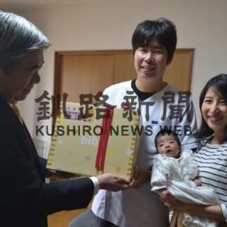 新生児に防災用品贈呈　町が子育て支援新事業(2023-04-22)