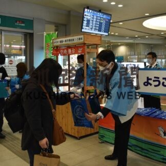 エア・ドゥ羽田線１０周年　乗降客に記念品(2023-04-02)