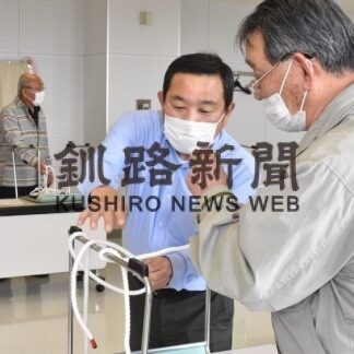 コア大空館長がロープ結び指導(2023-04-18)