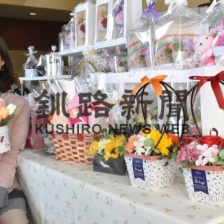 アレンジフラワーでリースやブーケ100点　古谷さん作品展(2023-04-22)