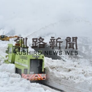 知床横断道路 除雪進む　釧路開建が作業公開(2023-04-08)