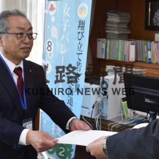 本川教育指導参事　教育長が辞令交付　釧路市教委(2023-04-05)