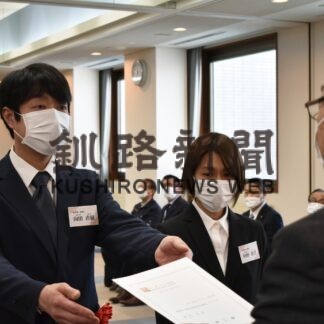 酪農の道へ新たな一歩　町研修牧場で修了、入所式(2023-04-05)