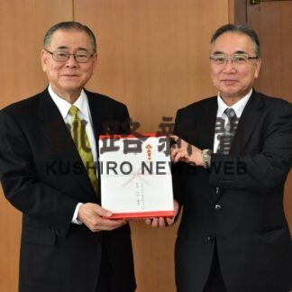 根室地方法人会が市に災害備蓄用毛布を寄贈(2023-04-09)