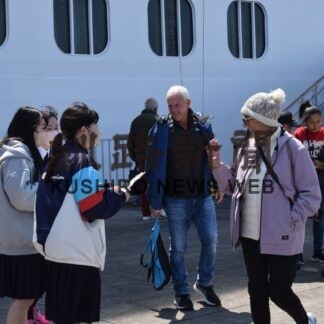 セブンシーズ・エクスプローラー釧路初寄港　市民有志ら乗客もてなし(2023-05-10)