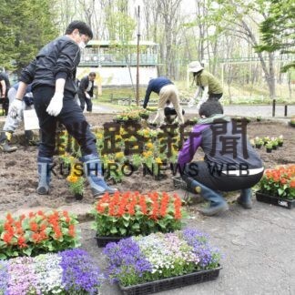 色鮮やかな花　西門に彩り　釧路ライオンズク、市動物園に１０００株植栽(2023-05-31)