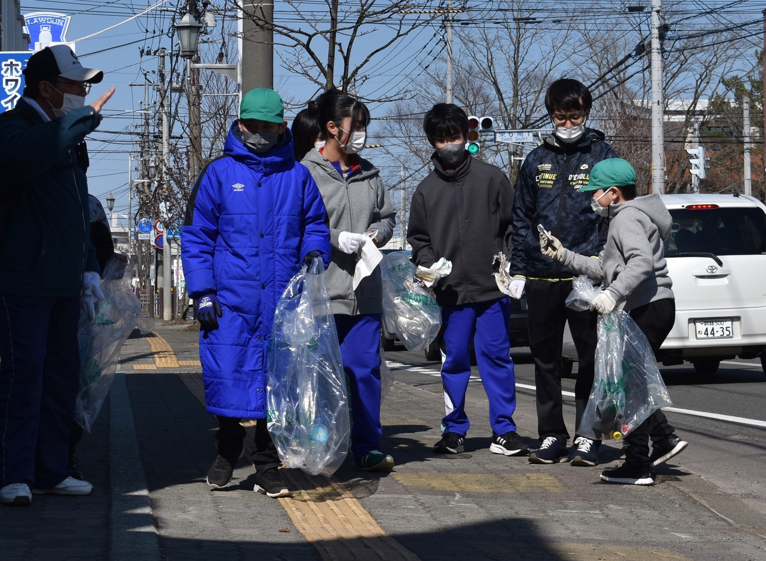 協力して地域きれいに 広陵中と東小初の合同清掃(2023-05-08)