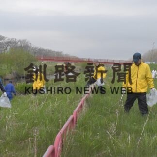 仁々志別川沿いきれいに　建設会社と連町合同で清掃(2023-05-16)