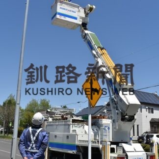 通学路の街路灯、高所作業車で清掃　北海電気工事釧路支店(2023-05-31)