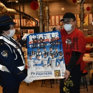 飲酒運転ゼロへポスター配布　釧路署(2023-05-22)