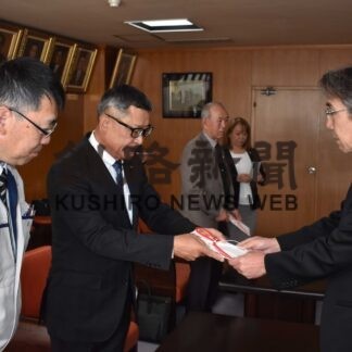 「学校図書充実に」本とスタンド寄贈　瑞相工業(2023-05-25)