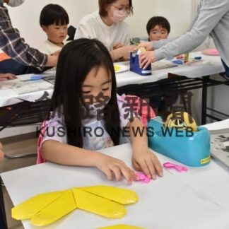 折り紙を花びらに  親子連れら工作楽しむ 厚岸情報館分館(2023-05-07)