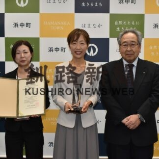 農水大臣賞受賞を町長に報告　霧多布湿原トラスト(2023-05-09)