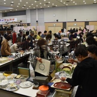 掘り出し物求め活気　釧路でアミティフェスタ(2023-05-16)