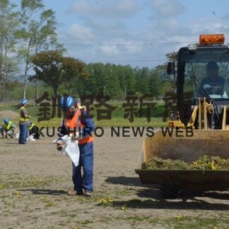 阿寒中グラウンド整備で地域貢献　ヤマシタ工業、三共舗道(2023-05-22)