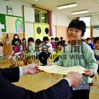 入賞の園児３人に賞状　釧新母の日似顔絵展(2023-05-24)