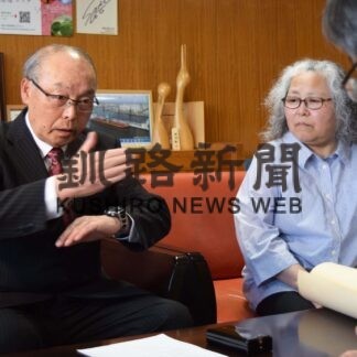 手話言語の普及に精進　社会福祉功労受章の蠣崎さん、釧路市長に報告(2023-05-28)