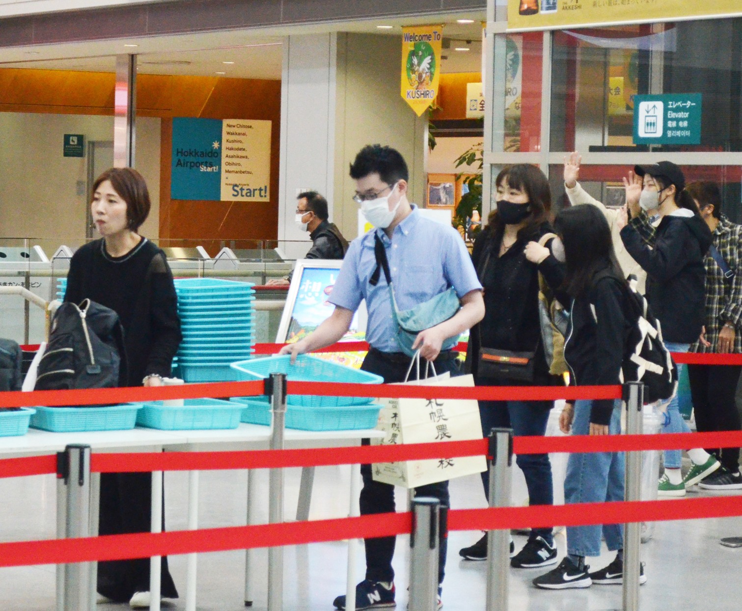 家族ら帰省見送り 釧路空港、駅きょうも混雑続く(2023-05-07)