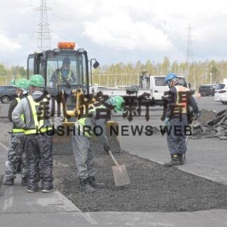 大規模運動公園駐車場の補修作業　大陸建設ボランティア(2023-05-26)