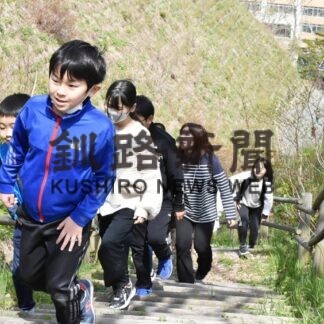 霧多布小児童、津波想定し避難訓練(2023-05-19)