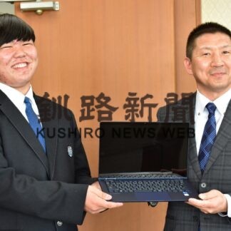 新１年生にパソコン貸与　根室高校の教育振興会(2023-05-13)