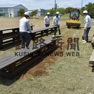 赤石建設、安全大会後に浜中小ベンチ整備【浜中】(2023-06-06)