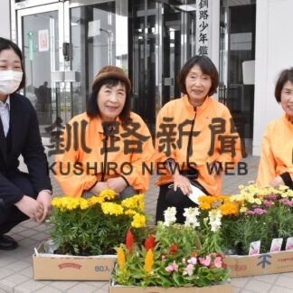 少年鑑別所に花の苗を寄贈　釧路更生保護女性会【釧路市】(2023-06-18)