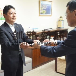 骨髄ドナー休暇 導入に感謝　三ッ輪運輸、道などからメッセージ交付(2023-06-28)