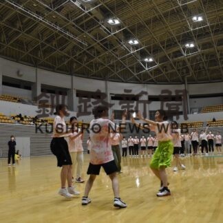 看護学校１年生８０人、バレーで交流【釧路市】(2023-06-30)