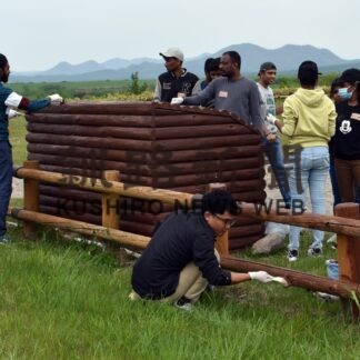 留学生が開陽台の木柵お色直し　地域貢献活動【中標津】(2023-06-10)
