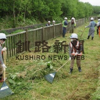 湯川排水路周辺、草刈りで景観保全　辻谷建設【弟子屈】(2023-06-19)