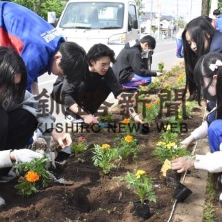 東高校３年生らふれあい花壇に植栽【釧路町】(2023-06-17)