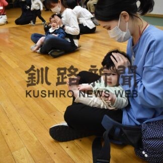 親子でスキンシップ遊び　釧路「子育て応援講座」で交流や情報交換【釧路市】(2023-06-07)