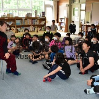 全国の民話語り聞かせ　太田小で、釧路出身荒石さん【厚岸】(2023-06-04)