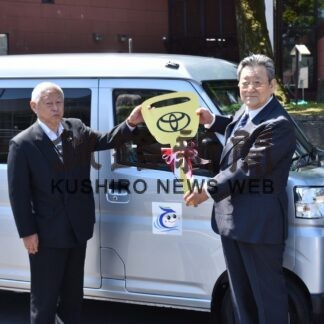 北海化学防水が町に軽自動車寄贈【弟子屈】(2023-06-25)